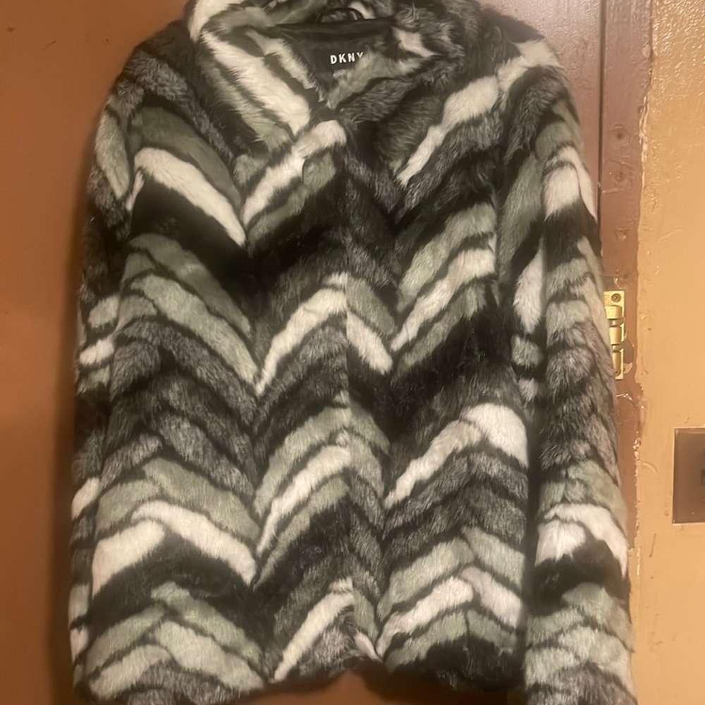 Women DKNY coat with clips
